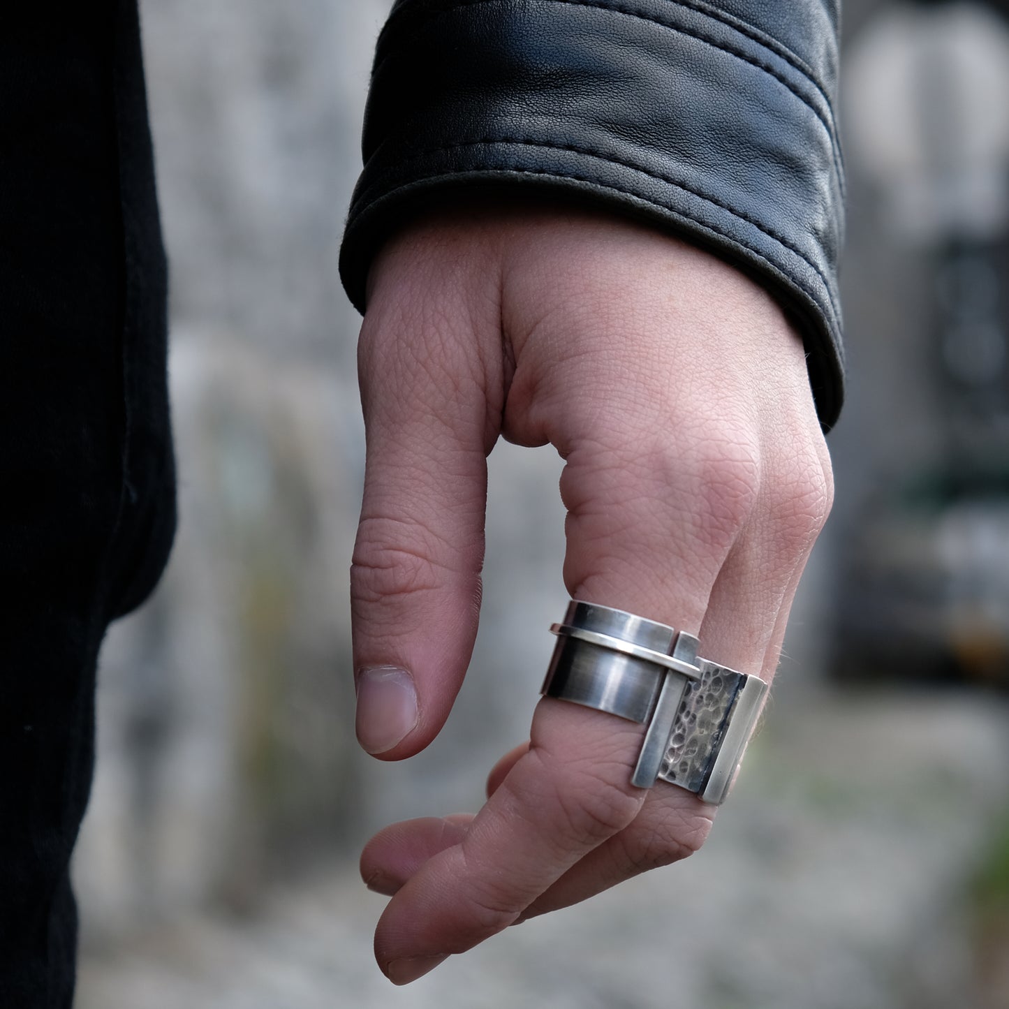 MONUMENT RING
