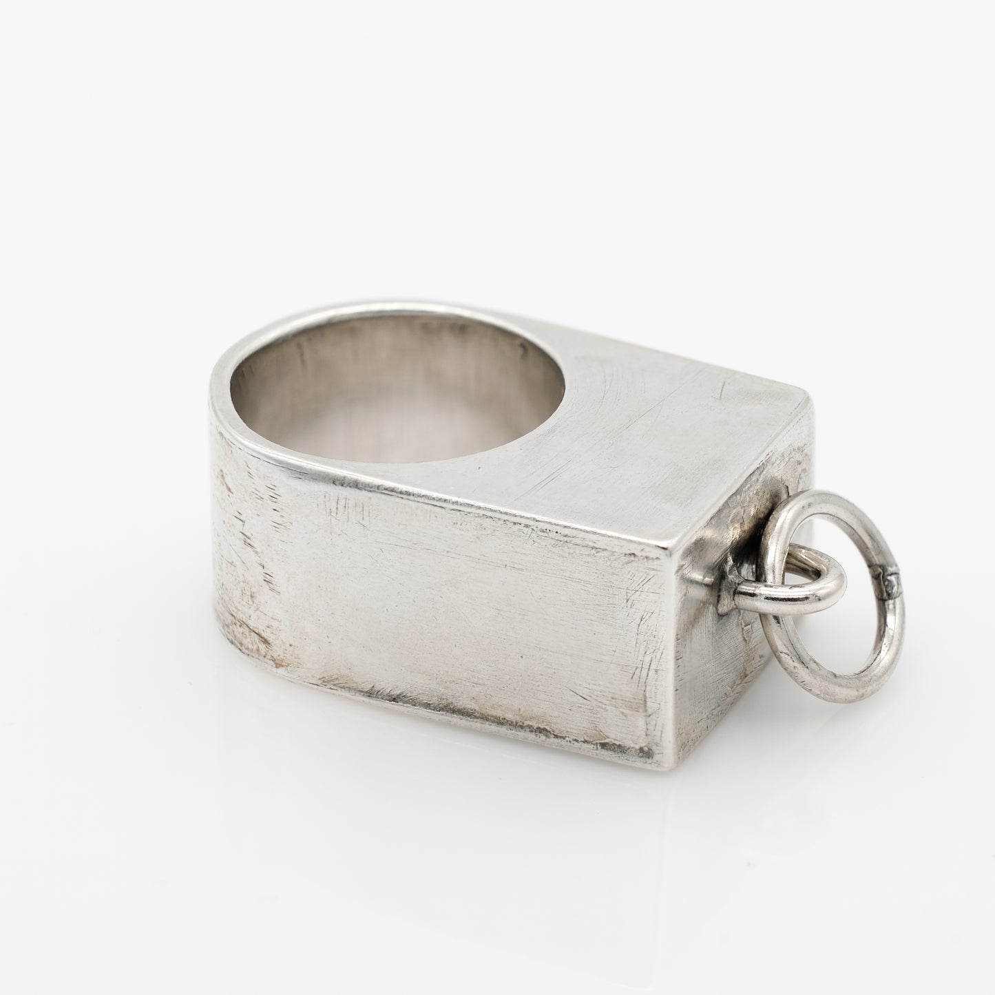 LARGE HOLLOW CAPTIVE RING