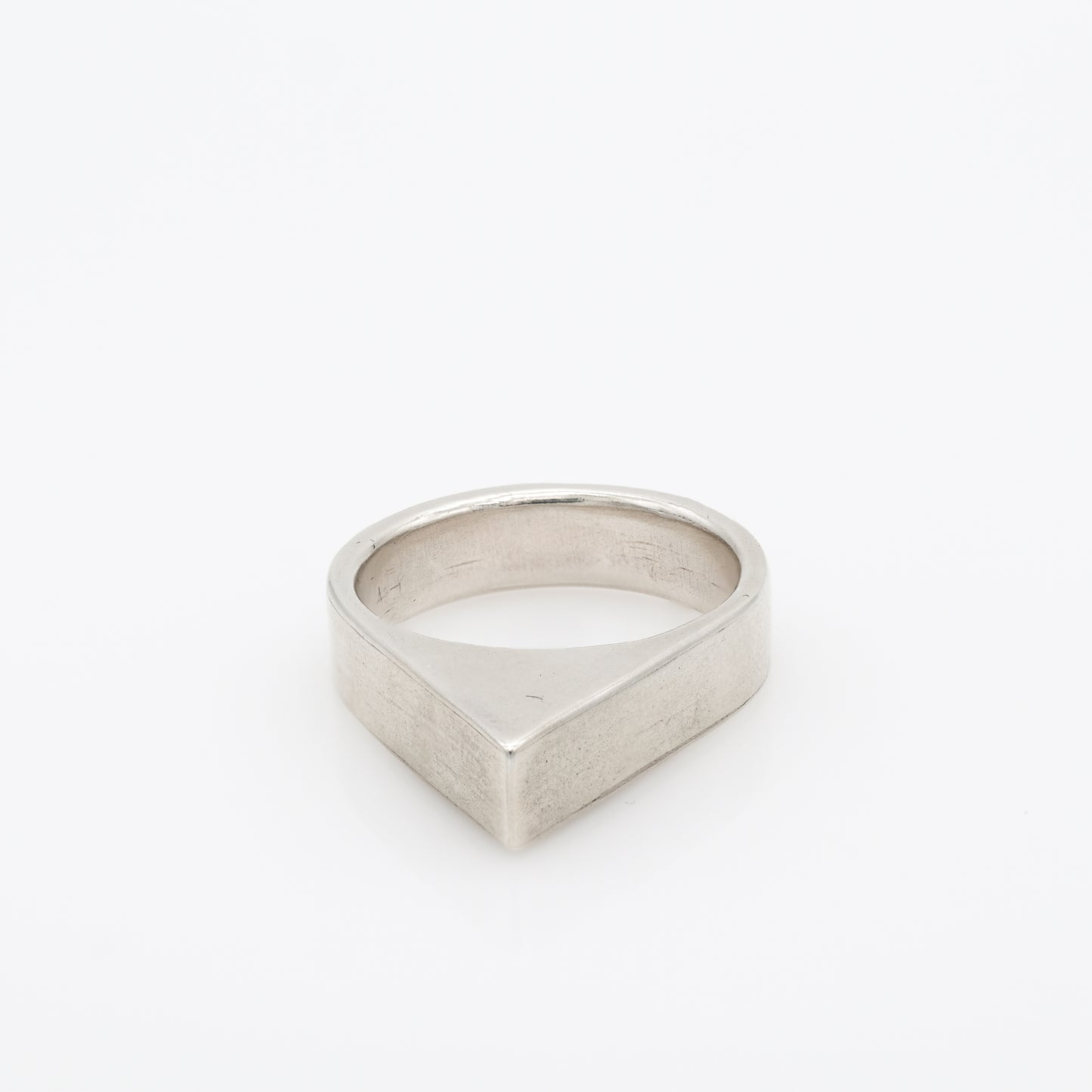 HOLLOW TRIANGLE RING