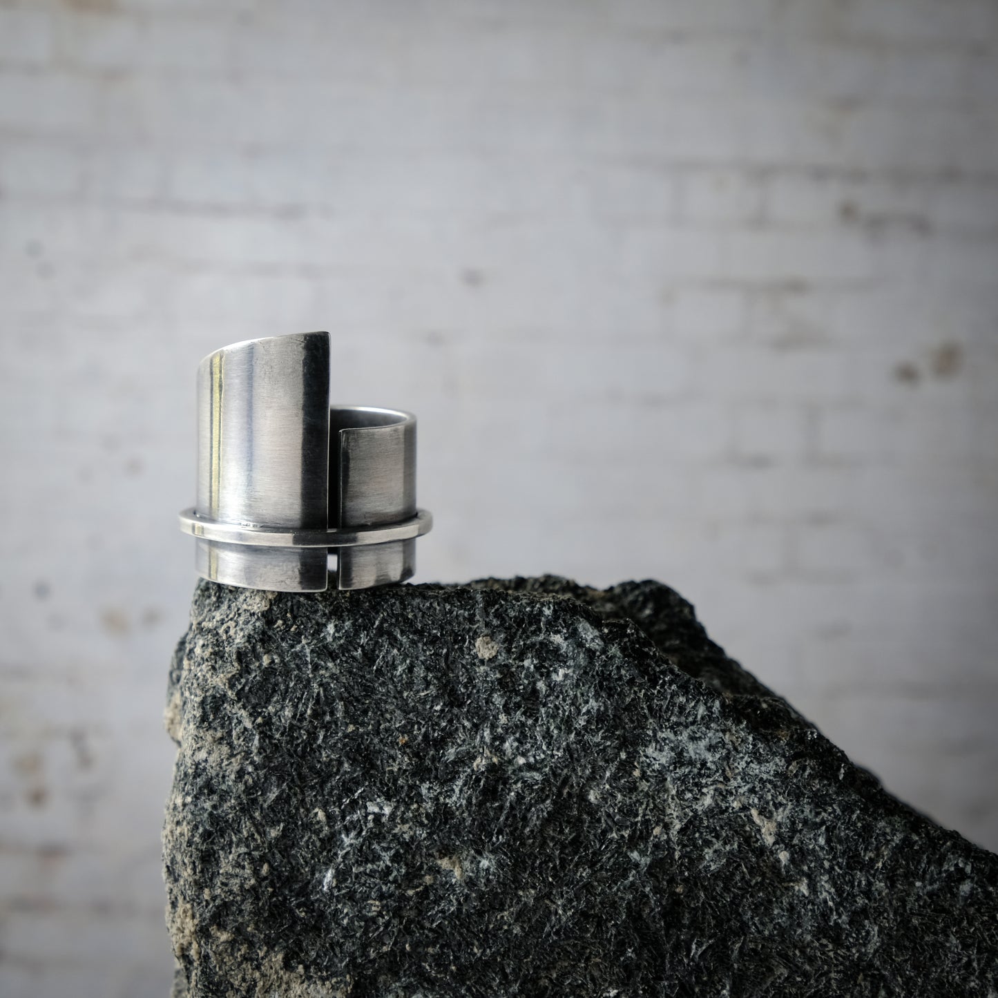 MONUMENT RING