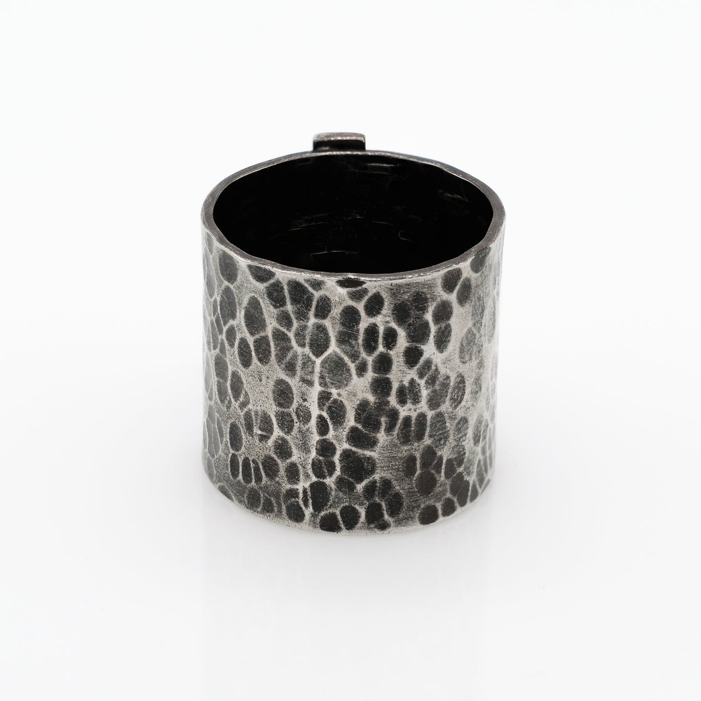 WIDE HAMMERED RING