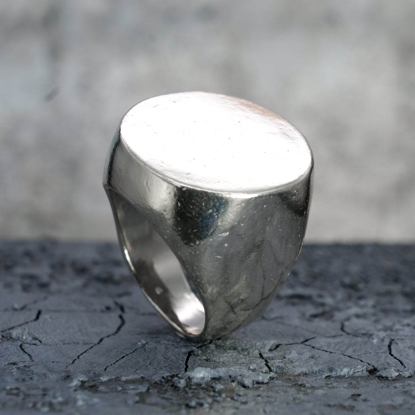 LARGE ROUND SIGNET RING