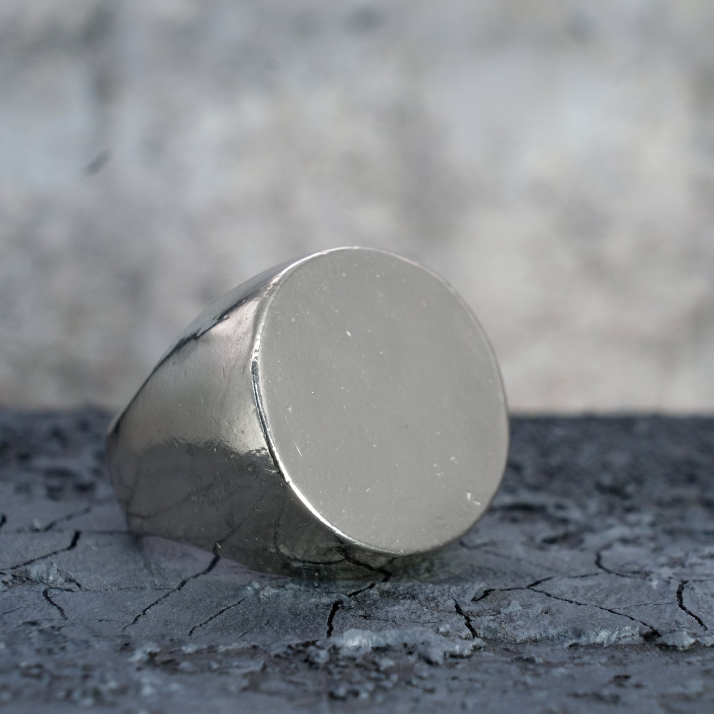 LARGE ROUND SIGNET RING