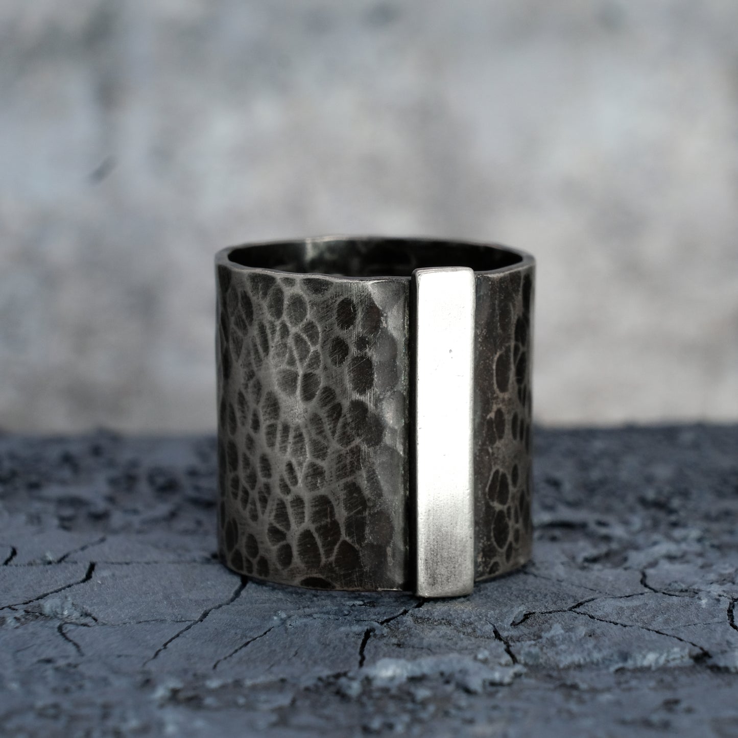 WIDE HAMMERED RING