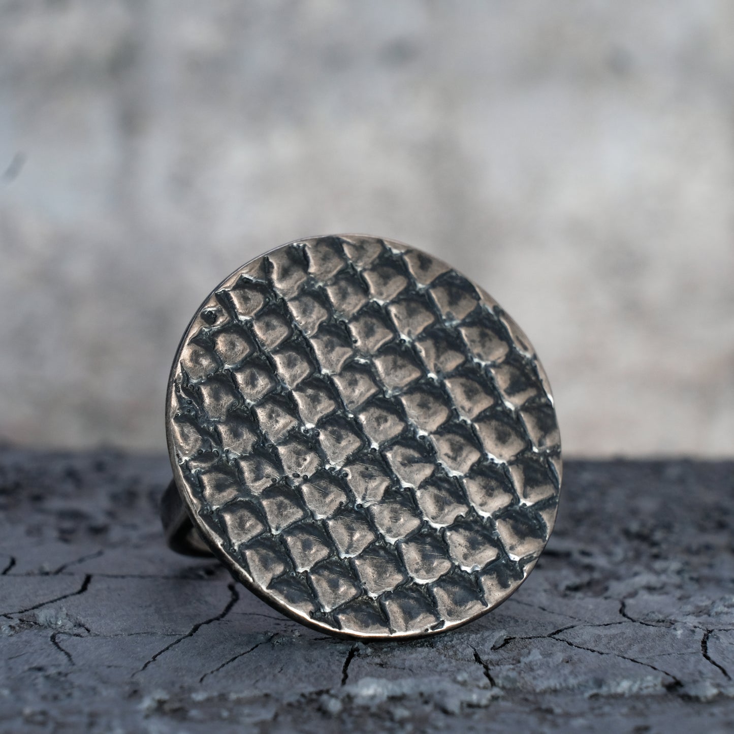 ROUND SNAKE SCALE RING