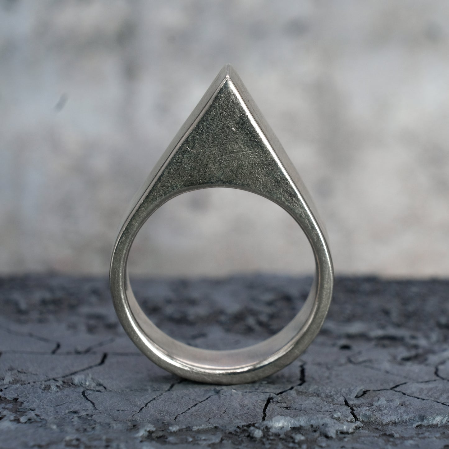 HOLLOW TRIANGLE RING