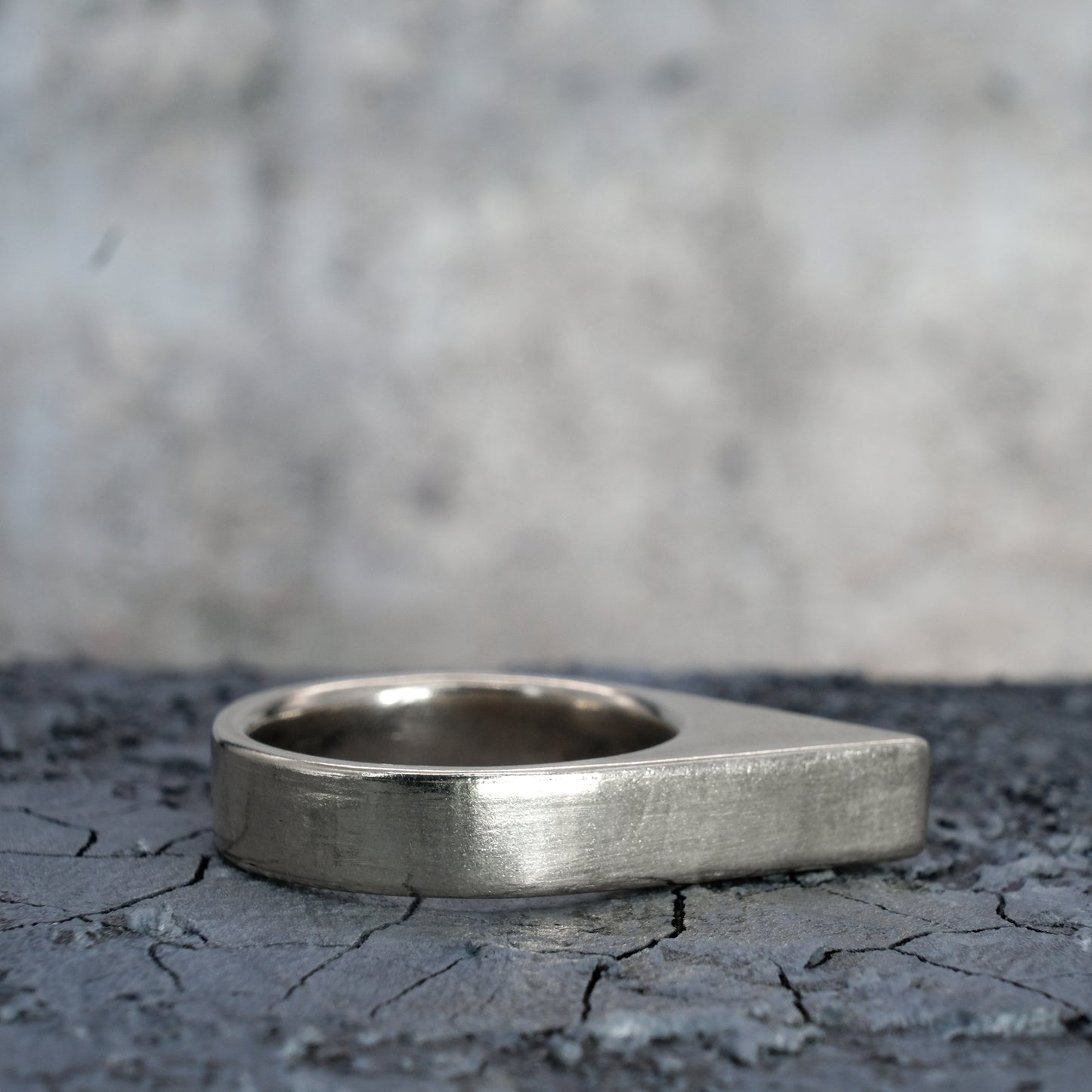 HOLLOW TRIANGLE RING