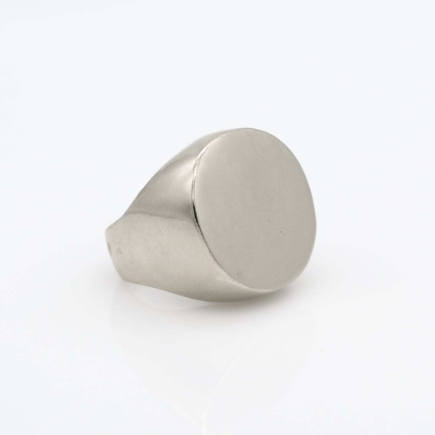 LARGE ROUND SIGNET RING