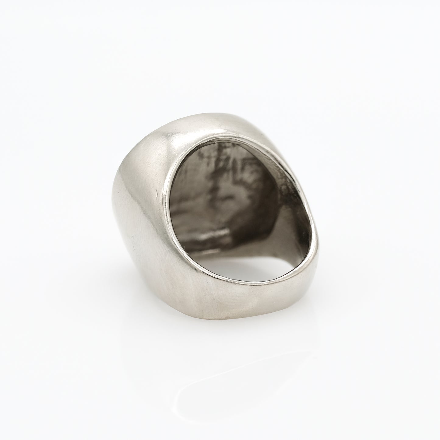 LARGE ROUND SIGNET RING