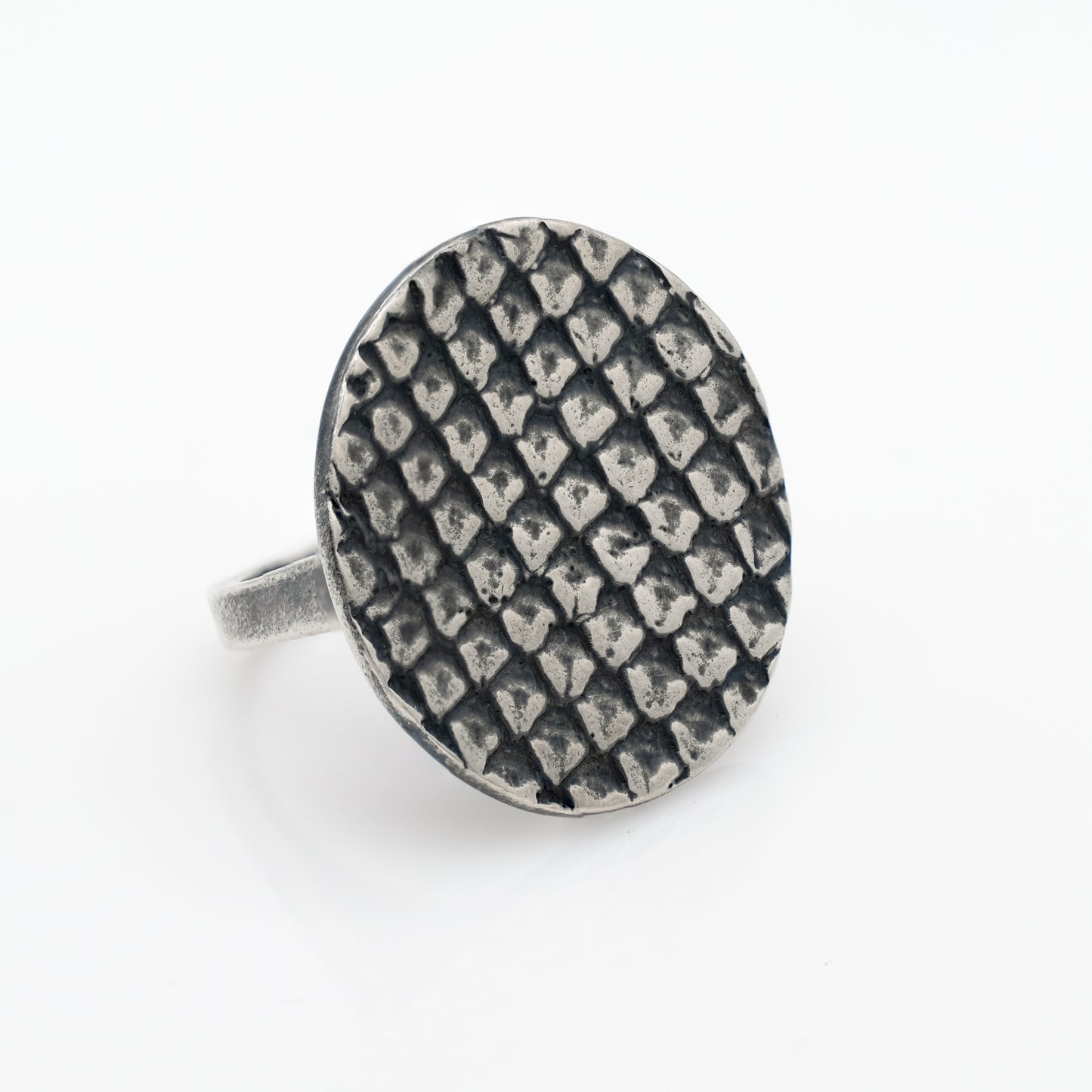 ROUND SNAKE SCALE RING