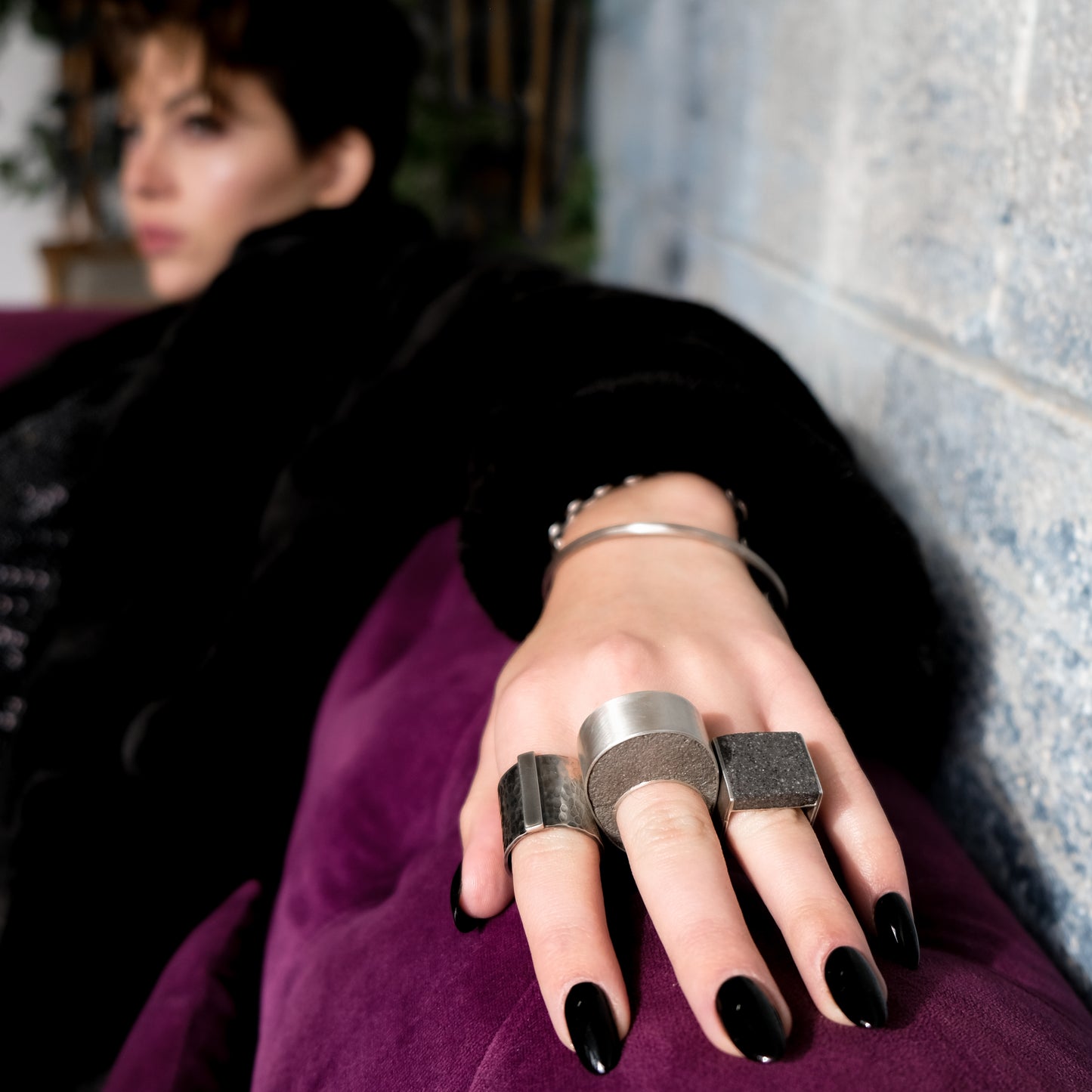 WIDE HAMMERED RING