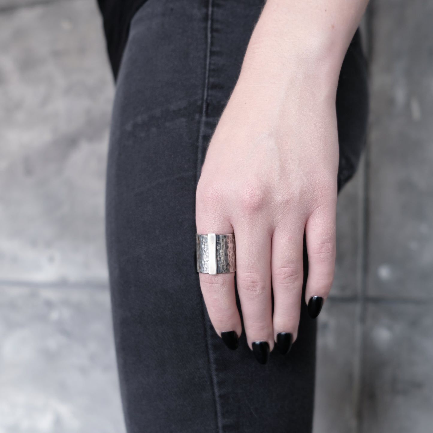 WIDE HAMMERED RING