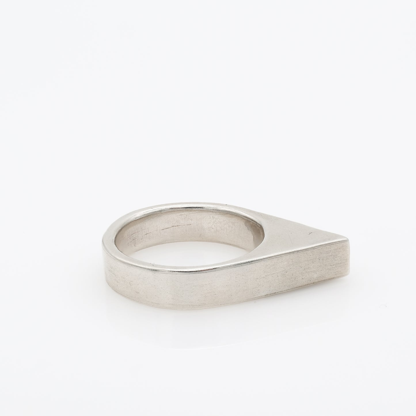HOLLOW TRIANGLE RING