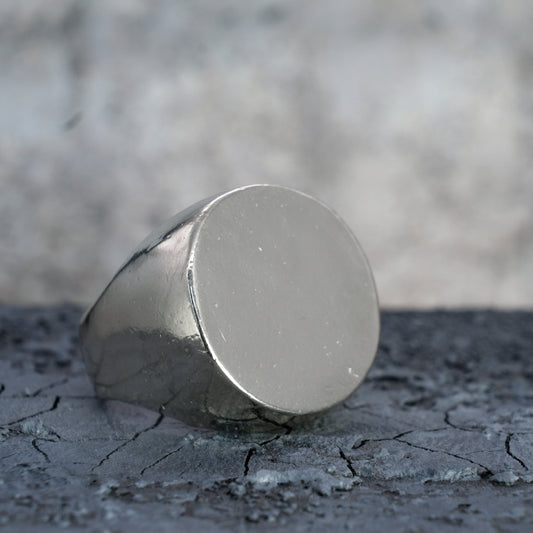 LARGE ROUND SIGNET RING