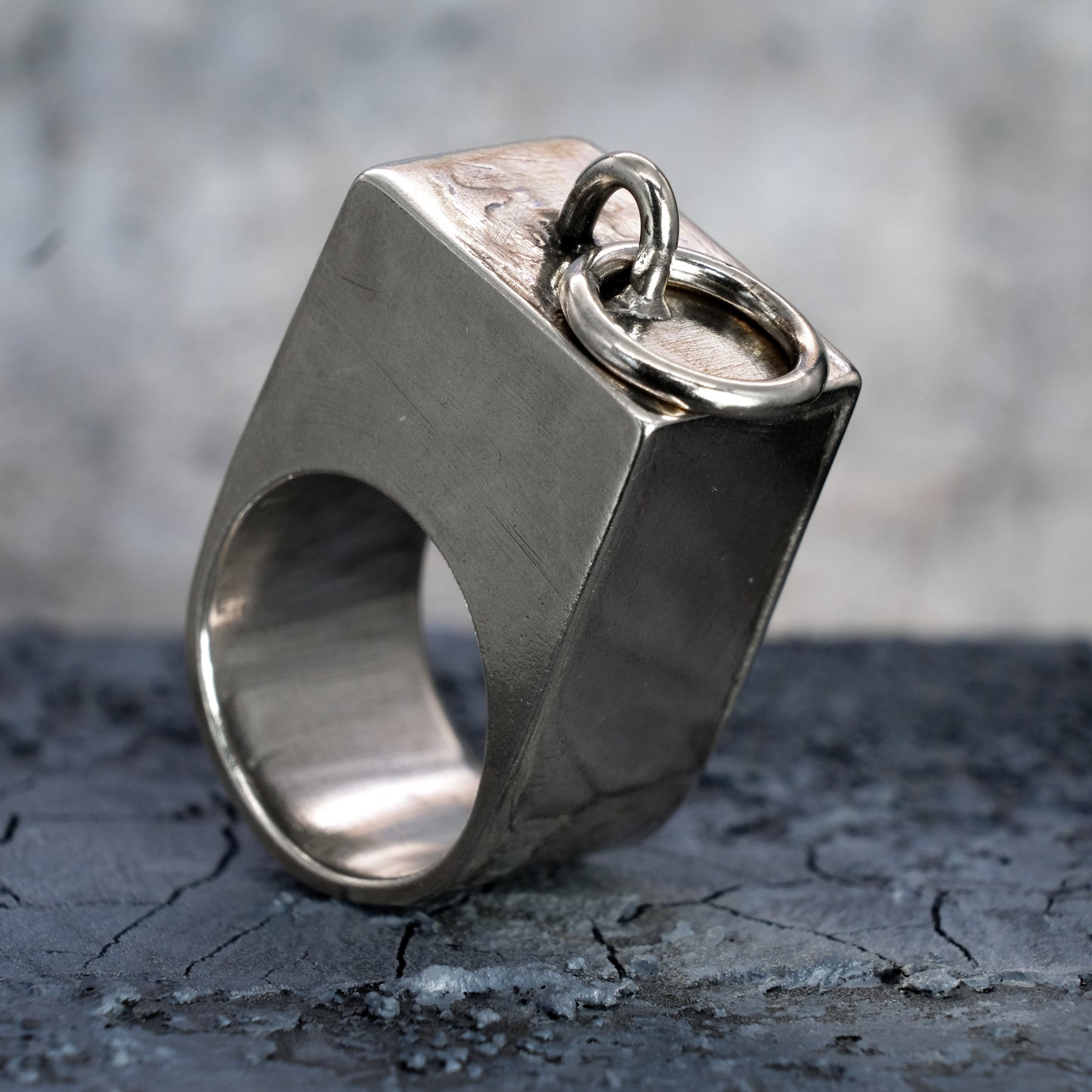 LARGE HOLLOW CAPTIVE RING