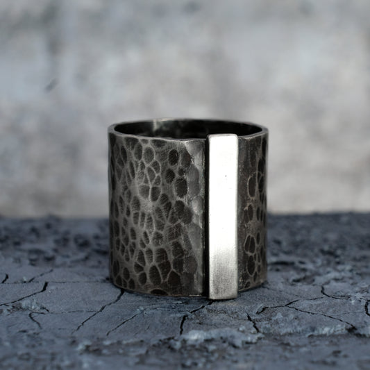 WIDE HAMMERED RING