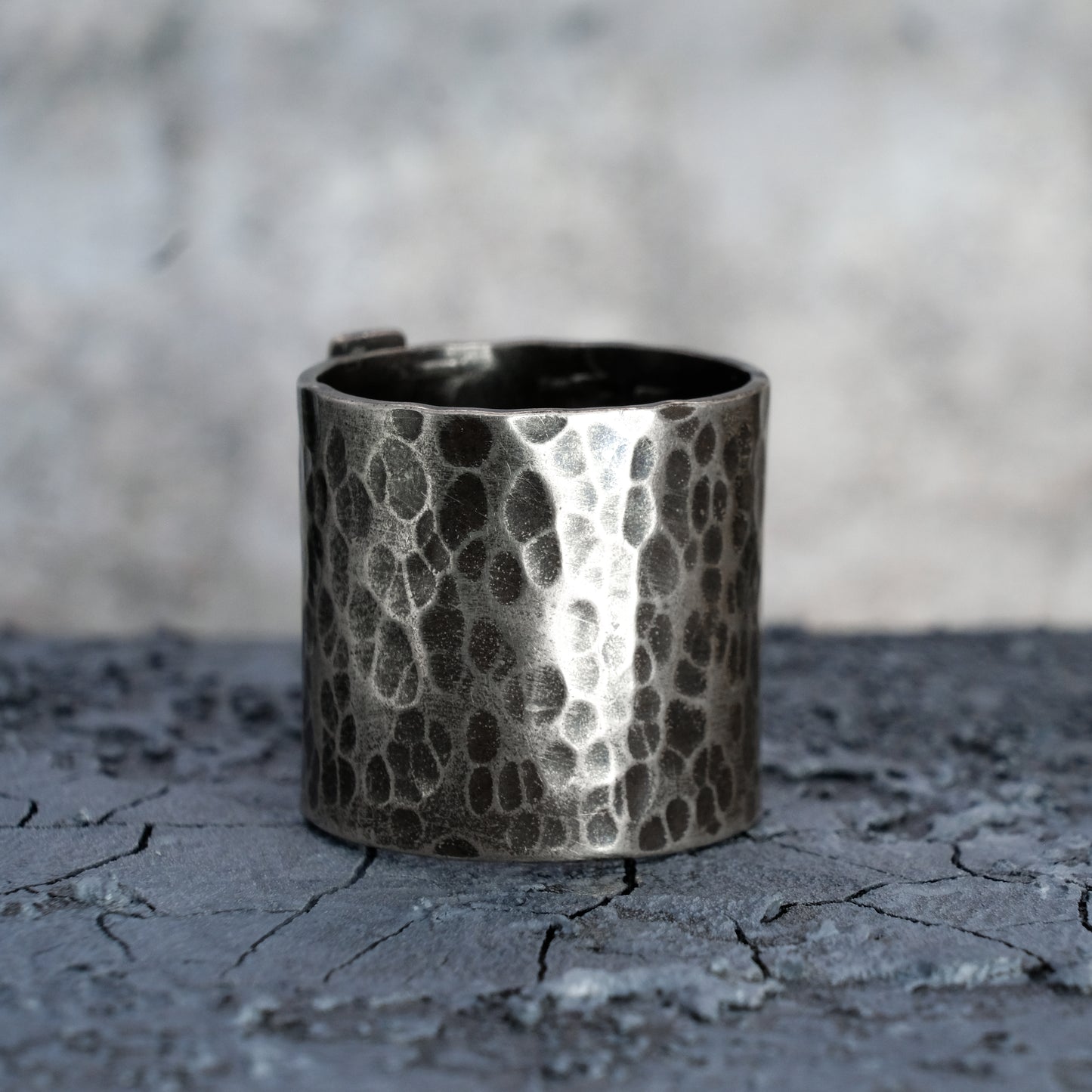 WIDE HAMMERED RING