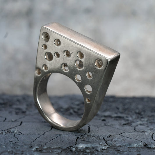 PIERCED SQUARE TOP RING