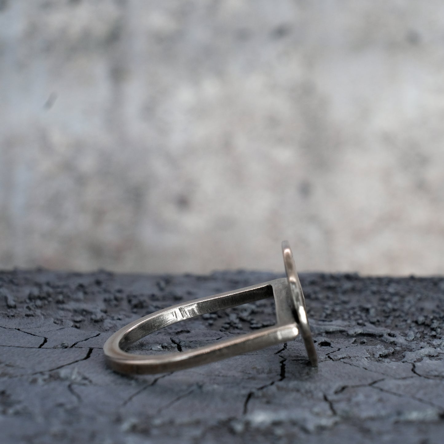 HAMMERED "D" STYLE RING